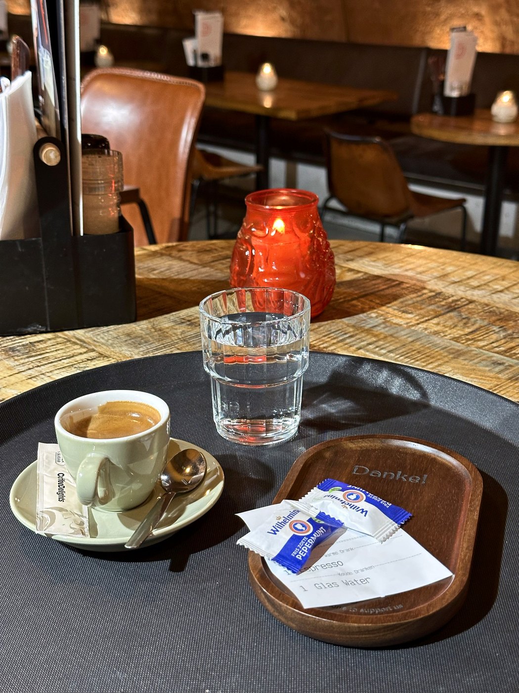 Drinnen nach dem Essen, wenn der Tisch fertig und entspannt ist