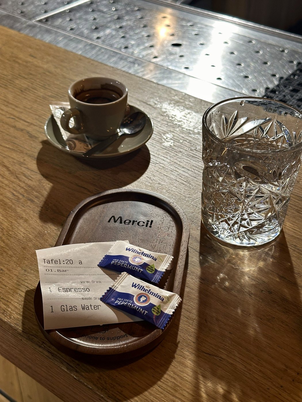 Sur le comptoir, là où l'addition se prépare