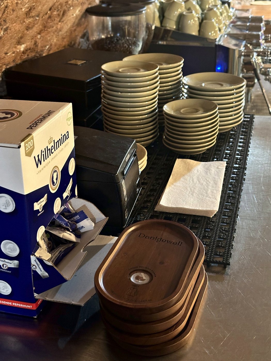 Klaar bij de bar, gegraveerd in de taal die je gasten lezen